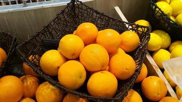 tas de fruits orange frais dans le panier dans un supermarché photo