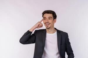 portrait d'un jeune homme d'affaires heureux ayant une excellente idée sur fond de studio photo