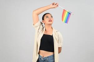 jolie femme lgbq pose avec drapeau multicolore photo