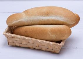 petits pains de blé blanc dans un panier en osier photo