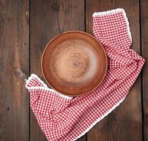 assiettes en céramique marron vides et serviette rouge photo