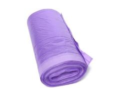 Pelote de sacs poubelle en plastique violet avec cordes isolé sur fond blanc photo