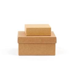 Deux boîtes en carton marron sur fond blanc photo