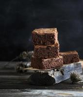 morceaux carrés de tarte au brownie cuite au four photo