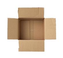 ouvrir une boîte en carton marron carrée vide pour le transport et l'emballage de marchandises photo