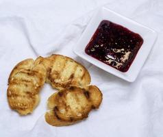 morceaux de pain frits et confiture de framboises photo