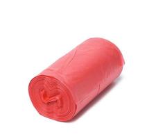 Sacs poubelle en plastique rouge avec des cordes isolé sur fond blanc photo