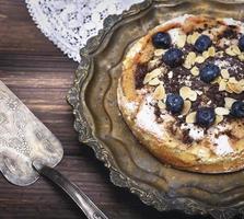 Gâteau au biscuit cuit au four avec des myrtilles de baies sur une plaque de fer photo