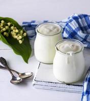 bocaux en verre avec yaourt maison photo