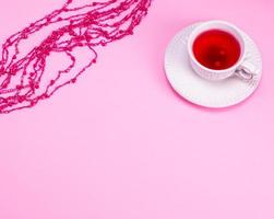 tasse en céramique avec du thé d'une viorne photo