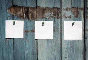 trois feuilles de papier blanc vierges photo