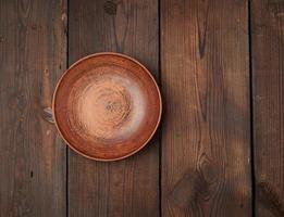 assiettes en céramique marron vides sur une table en bois photo