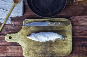 poisson congelé sentait sur le plateau de la cuisine photo