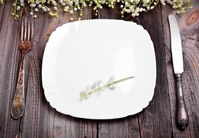 assiette blanche vide avec couverts en fer photo