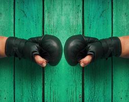 deux poings dans des gants de boxe face à face, tonification vintage photo