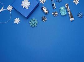 coffrets cadeaux en carton, arcs, rubans pour l'emballage sur fond bleu foncé photo