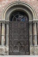 vieille porte d'entrée en bois photo