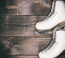 une paire de patins en cuir blanc photo