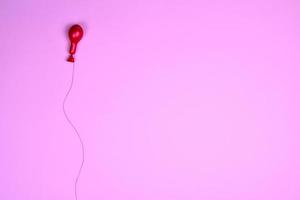 ballon à air rouge sur une ficelle rouge photo