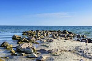 vue sur la mer noire avec de grosses pierres par une journée ensoleillée d'été, kherson photo