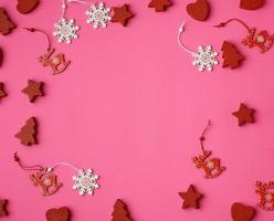 décorations de noël sculptées en bois pour l'arbre de vacances photo