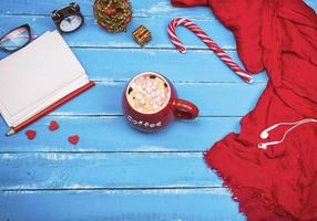 tasse de café rouge avec des guimauves photo