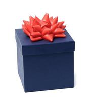 boîte en carton cadeau bleu et arc rouge sur le dessus sur fond blanc. cadeau et surprise photo