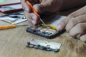 réparation de smartphone par un technicien professionnel sur une table. photo