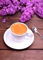 expresso dans une tasse blanche avec soucoupe et cuillère photo