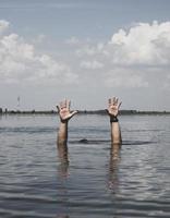 deux mains masculines sortent de l'eau photo