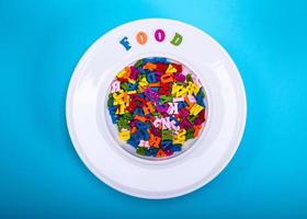 lettres en bois multicolores dans une assiette en céramique blanche pour soupe photo