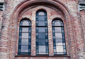 fenêtre avec vitraux dans un bâtiment en brique photo