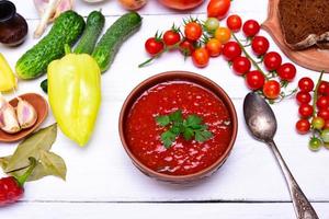 soupe épaisse de gaspacho de tomates et légumes photo