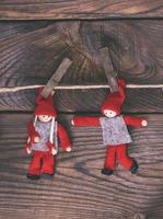 deux poupées en bois accrochées à une corde photo