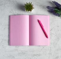 cahier ouvert avec des pages roses vierges, un crayon rouge et un bouquet de lavandes photo