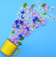 mug en céramique jaune et bourgeons de fleurs photo