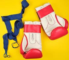 paire de gants de boxe en cuir rouge et bandage textile bleu, photo