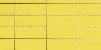 fragment d'un mur de fer jaune fait de blocs rectangulaires photo