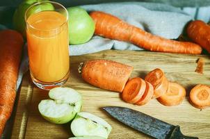 verre de jus frais de carottes et de pommes photo