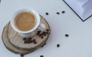 tasse de café blanche sur le fond en bois blanc photo