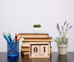 pile de livres, un ensemble de crayons en bois de couleur photo