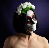 jeune belle fille avec masque de mort mexicain traditionnel. calavera catrina. maquillage de crâne de sucre. photo