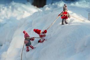 trois poupées dans les scènes mises en scène dans la neige photo