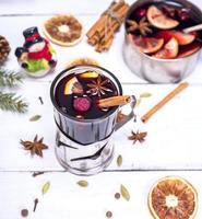 vin chaud dans un verre avec un porte-gobelet en fer photo