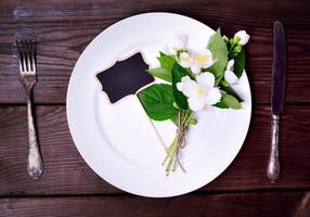 assiette ronde blanche avec couteau et fourchette en fer photo