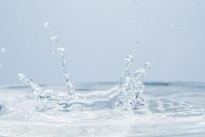 gouttes d'eau sur la surface de l'eau photo