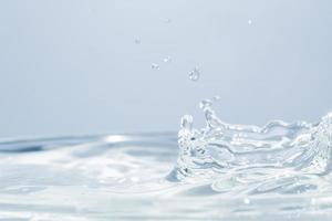 gouttes d'eau sur la surface de l'eau photo