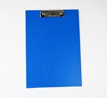 Porte-papier bleu sur fond blanc photo