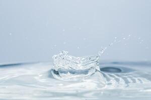 gouttes d'eau sur la surface de l'eau photo