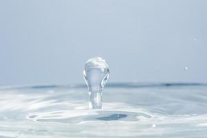 gouttes d'eau sur la surface de l'eau photo